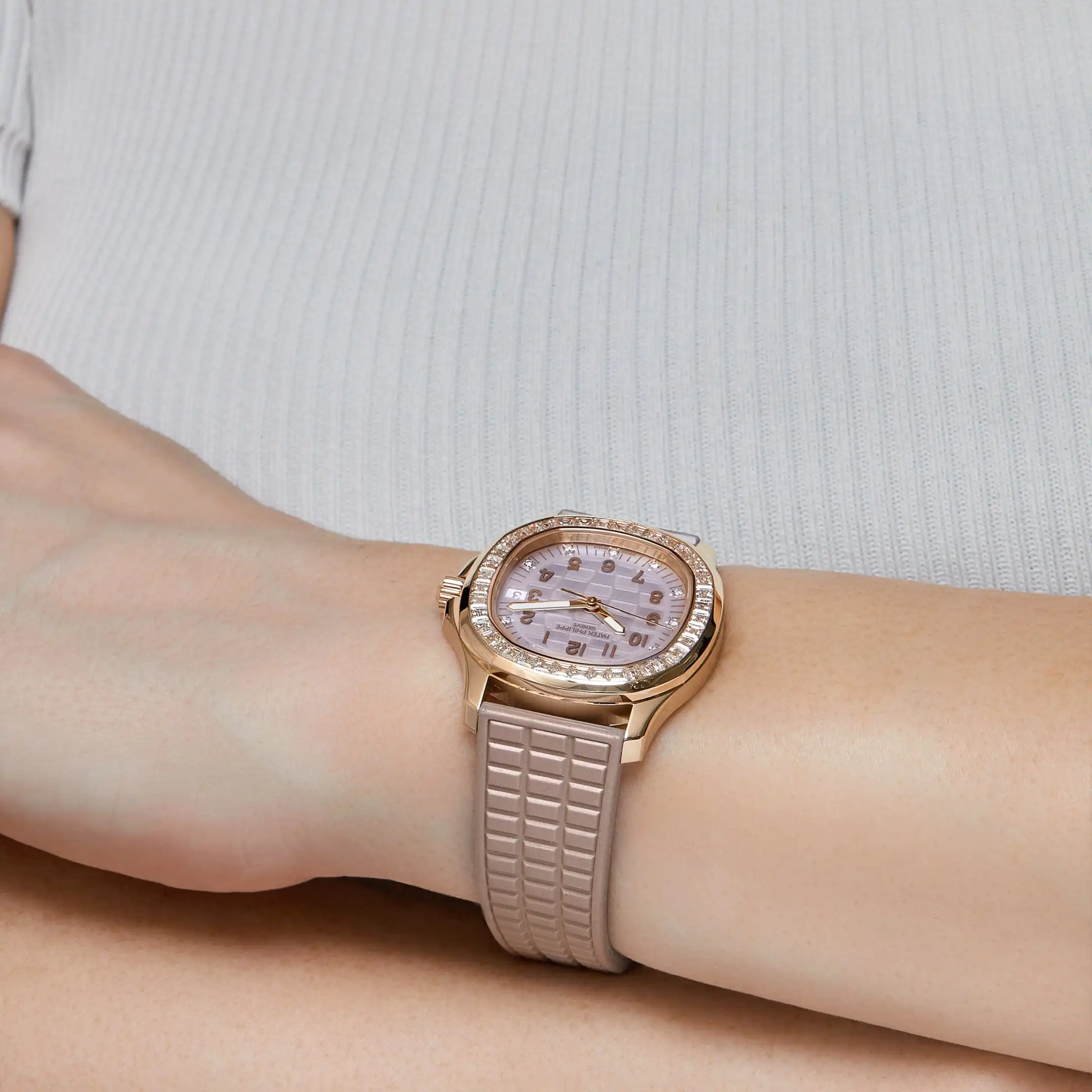 Replica Patek Philippe Aquanaut Luce 5072R-001 ‘Haute Joaillerie’ Rose Gold Diamond Dial - Image 2