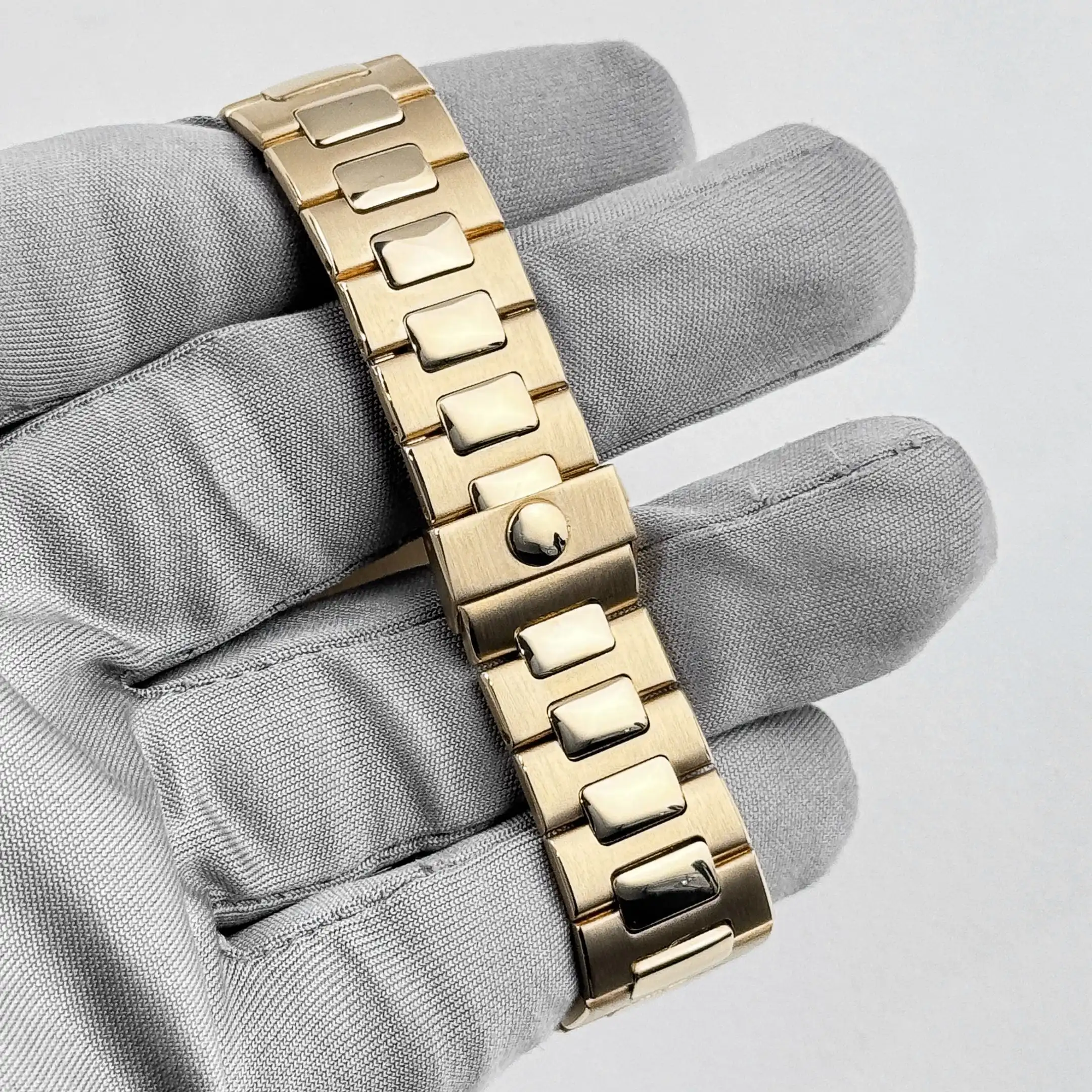 Replica Patek Philippe Nautilus 3800/1 Yellow Gold Black Dial - Image 11