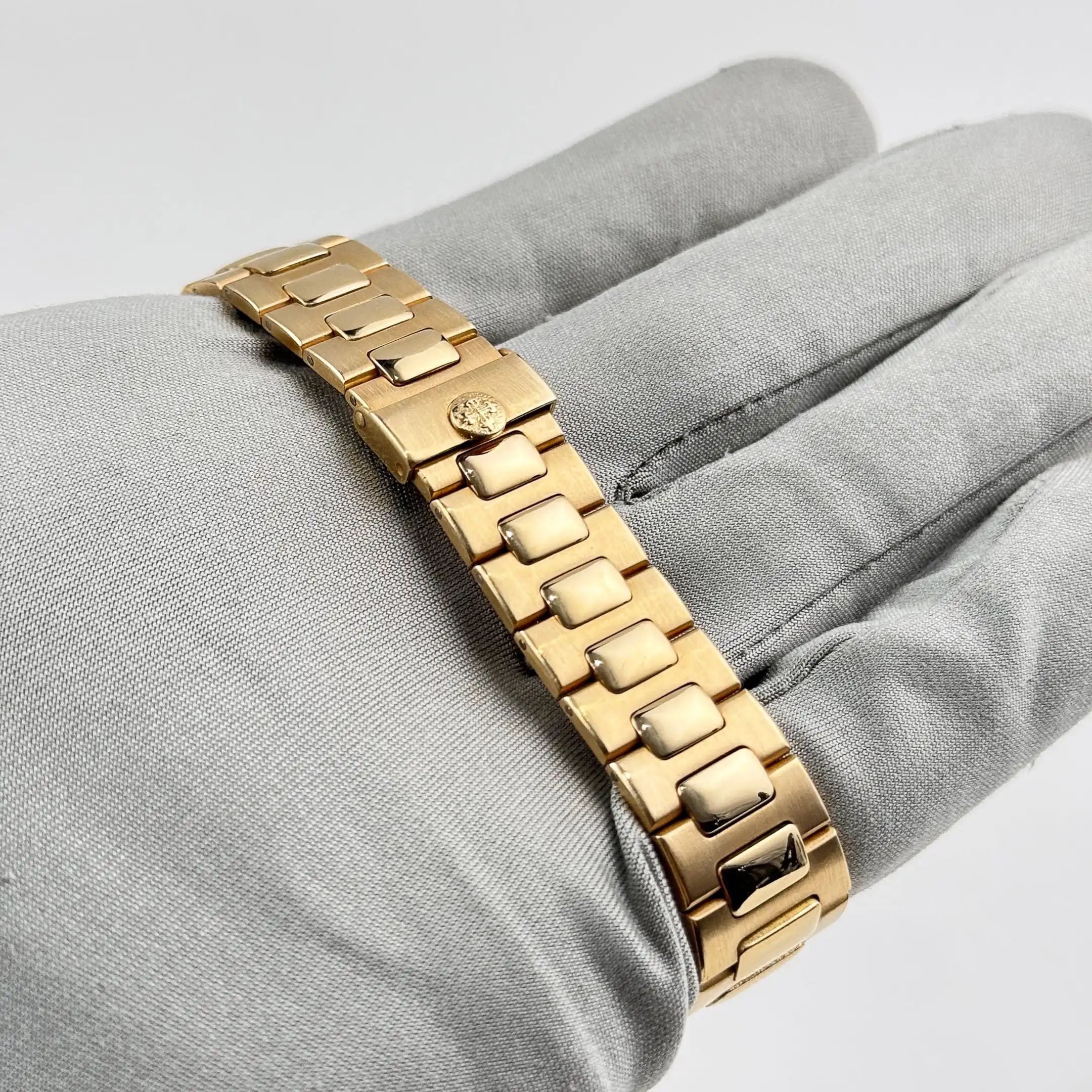 Replica Patek Philippe Nautilus 3800/1J-001 Yellow Gold White Dial - Image 11