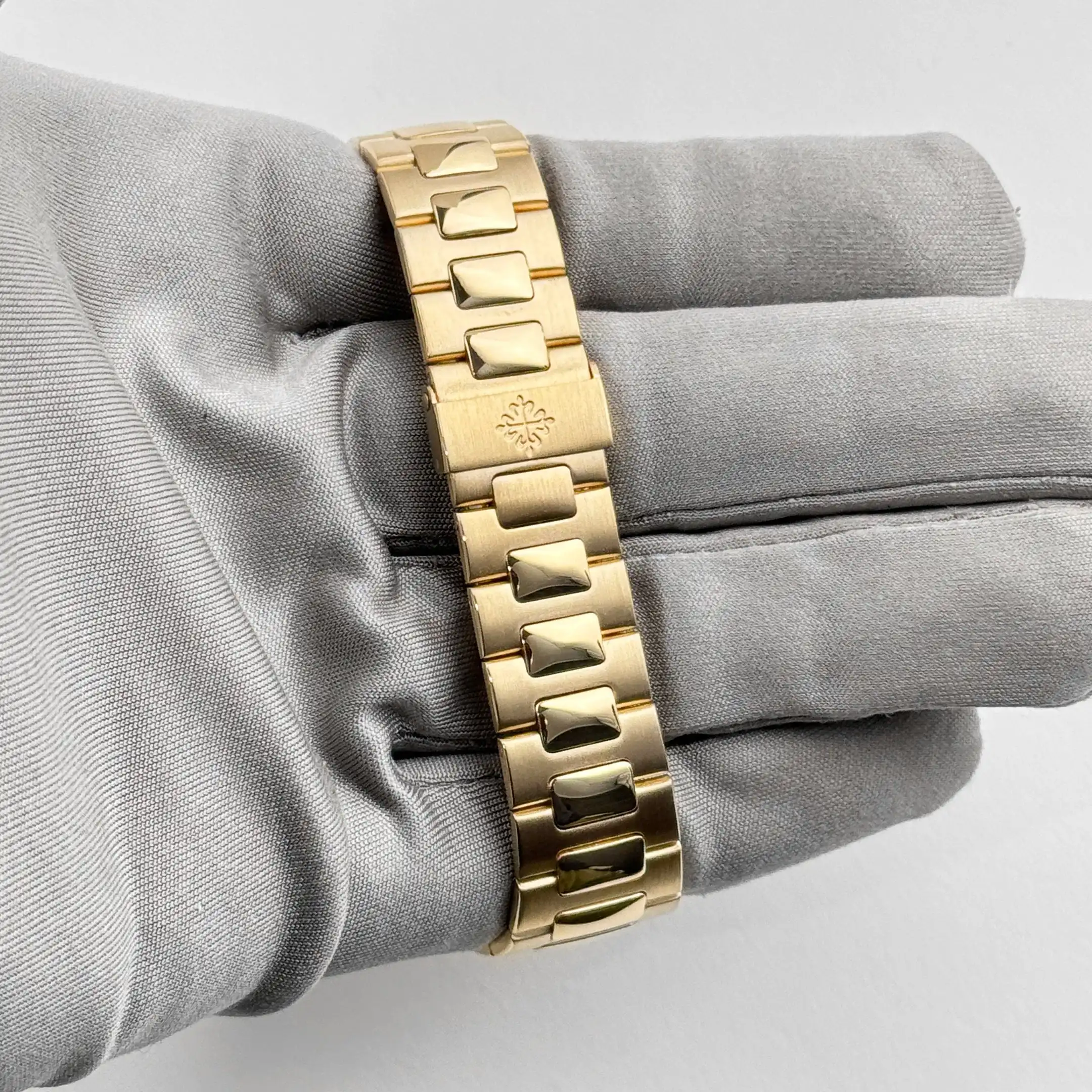 Replica Patek Philippe Nautilus 3800/1J-017 Yellow Gold Black Dial - Image 12