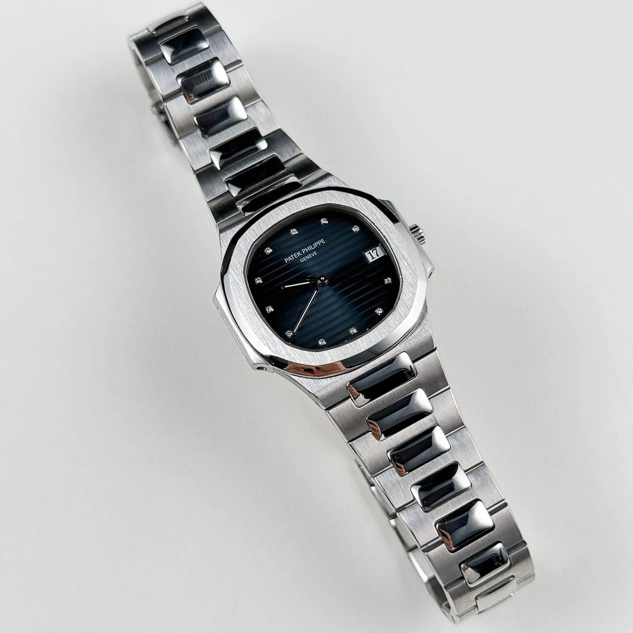 Replica Patek Philippe Nautilus 3900/1A ‘Ladies’ Quartz Stainless Steel Blue Dial - Image 3