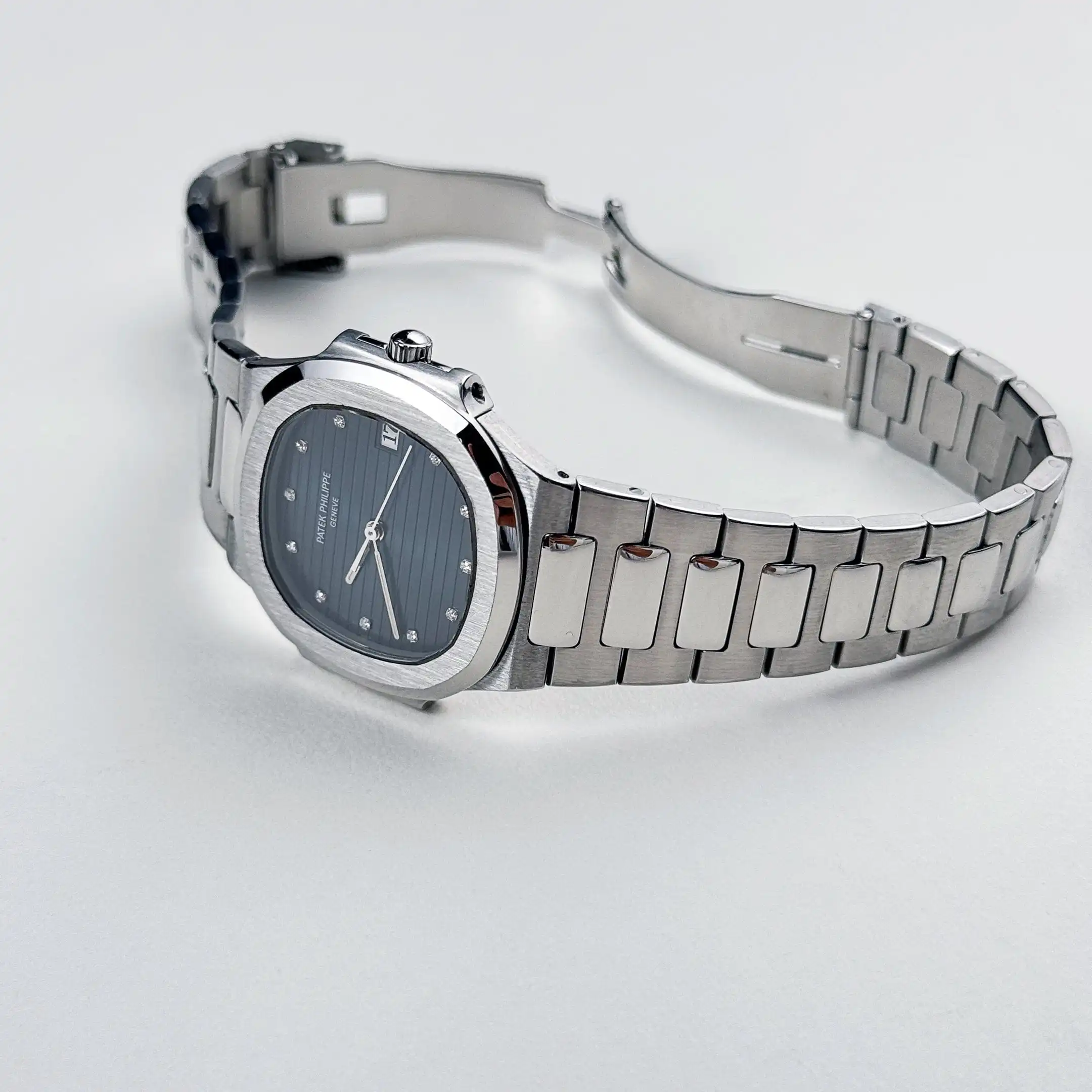 Replica Patek Philippe Nautilus 3900/1A ‘Ladies’ Quartz Stainless Steel Blue Dial - Image 5