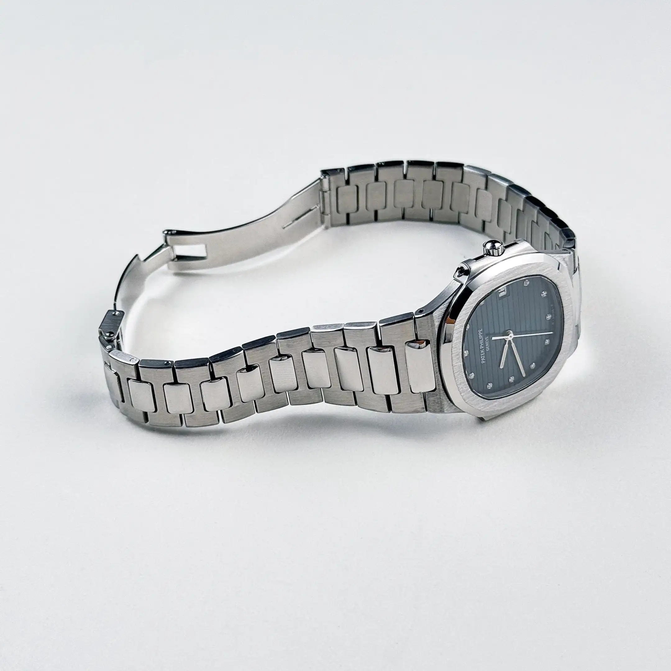 Replica Patek Philippe Nautilus 3900/1A ‘Ladies’ Quartz Stainless Steel Blue Dial - Image 4