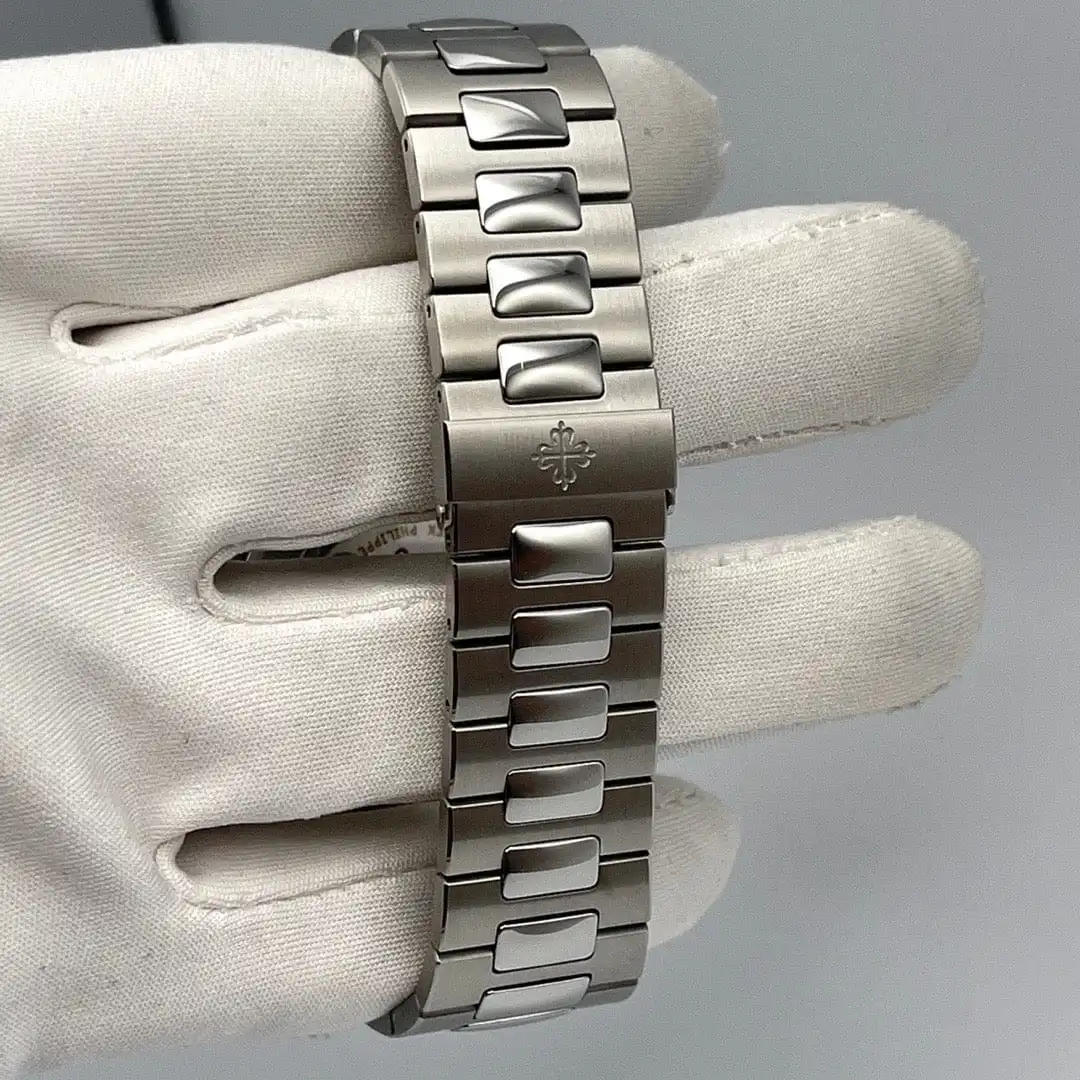 Replica Patek Philippe Nautilus 5711/1300A Stainless Steel Green Dial Diamond - Image 6