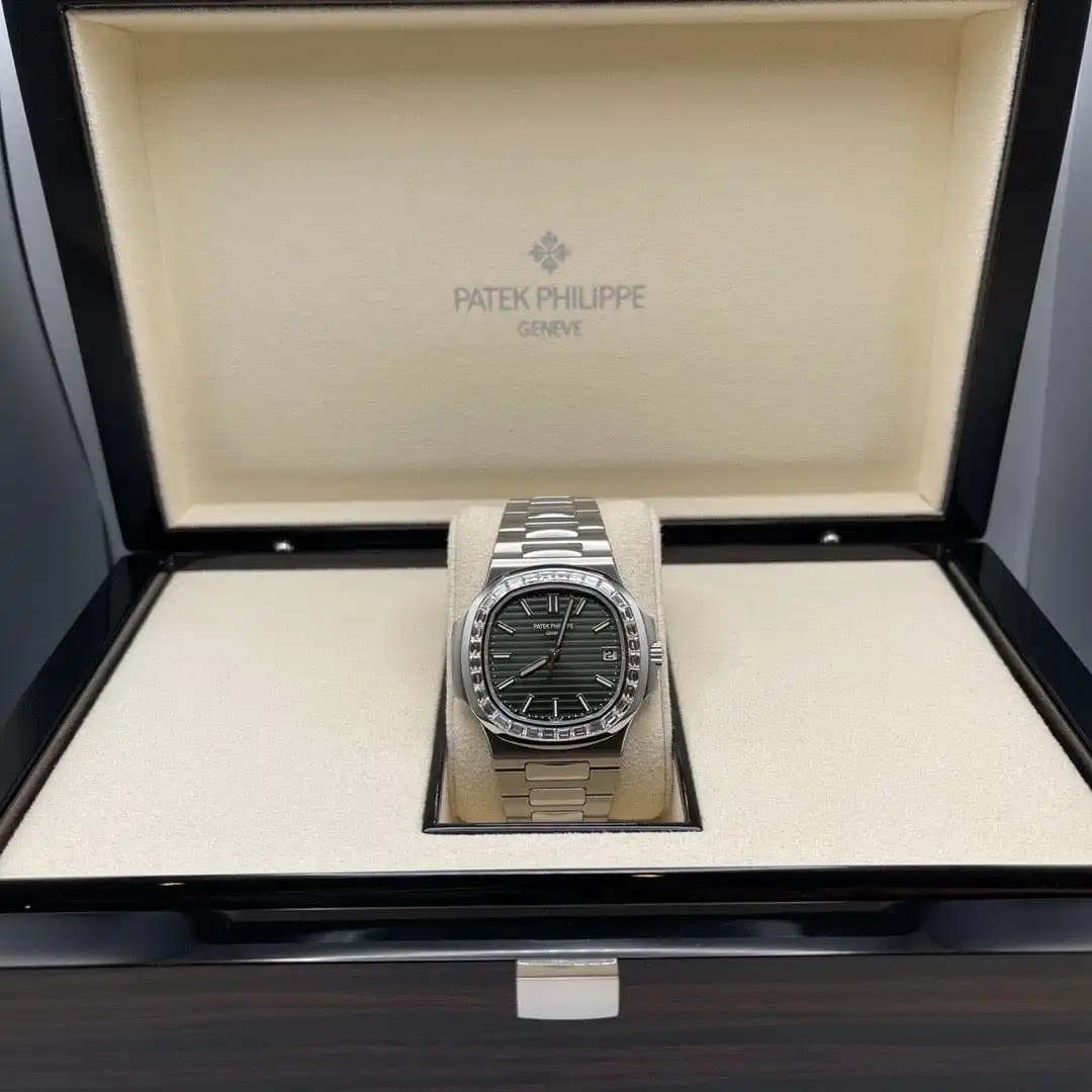 Replica Patek Philippe Nautilus 5711/1300A Stainless Steel Green Dial Diamond - Image 7