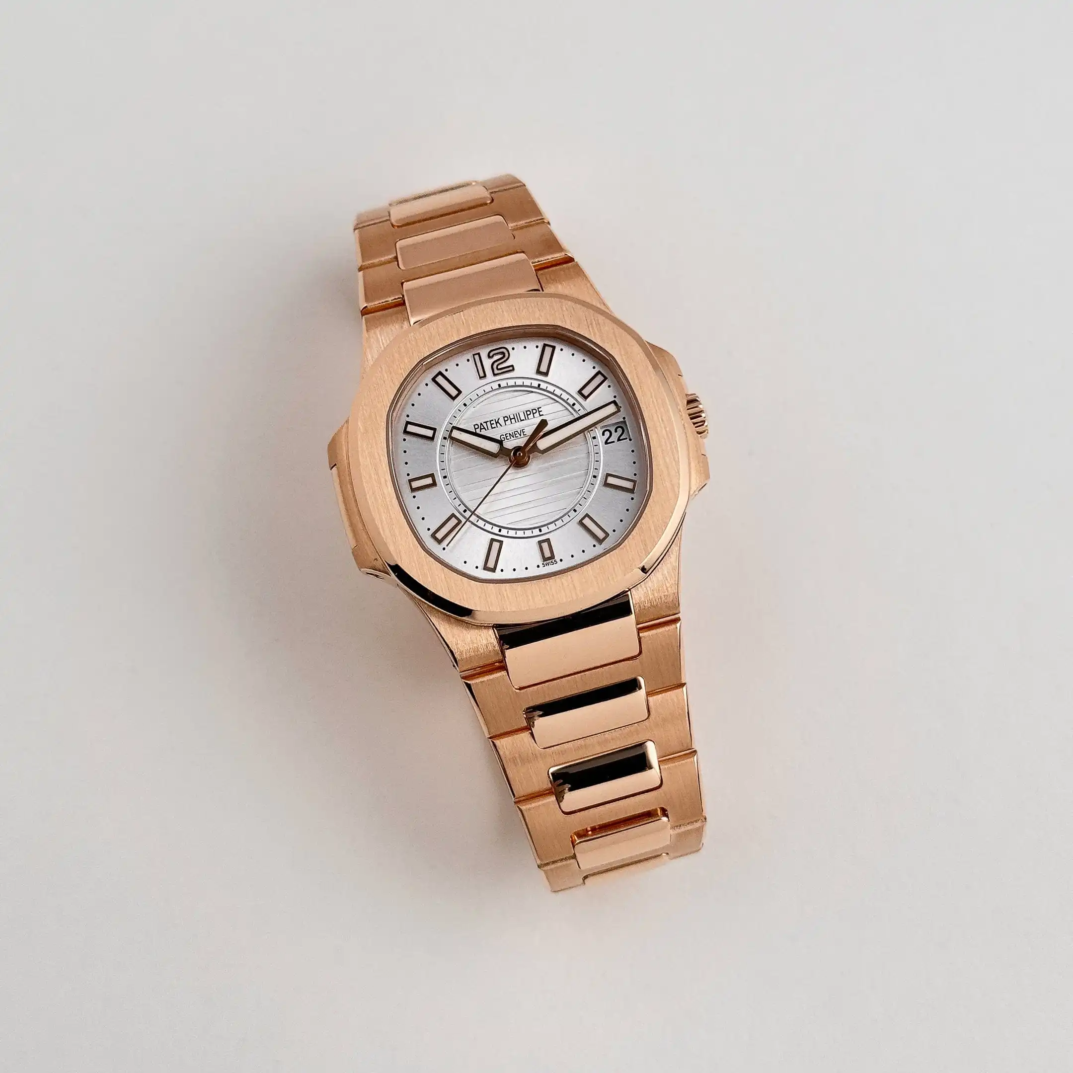 Replica Patek Philippe Nautilus 7011/1R-001 ‘Ladies’ Rose Gold Silver Dial - Image 3
