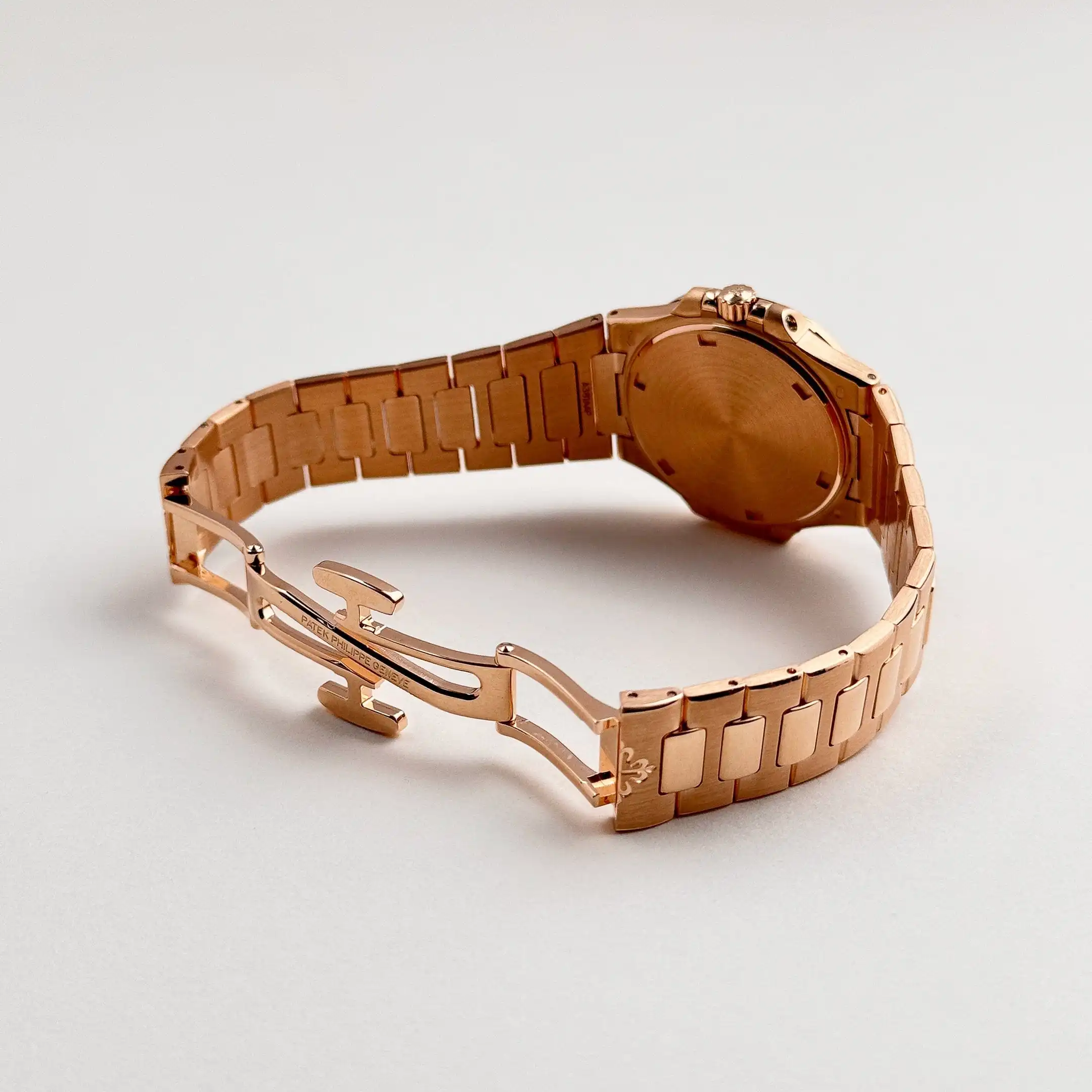 Replica Patek Philippe Nautilus 7011/1R-001 ‘Ladies’ Rose Gold Silver Dial - Image 8