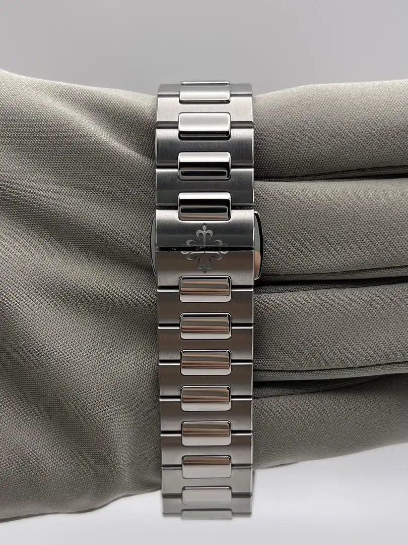 Replica Patek Philippe Nautilus 7118/1A-001 ‘Ladies’ Blue Dial - Image 4