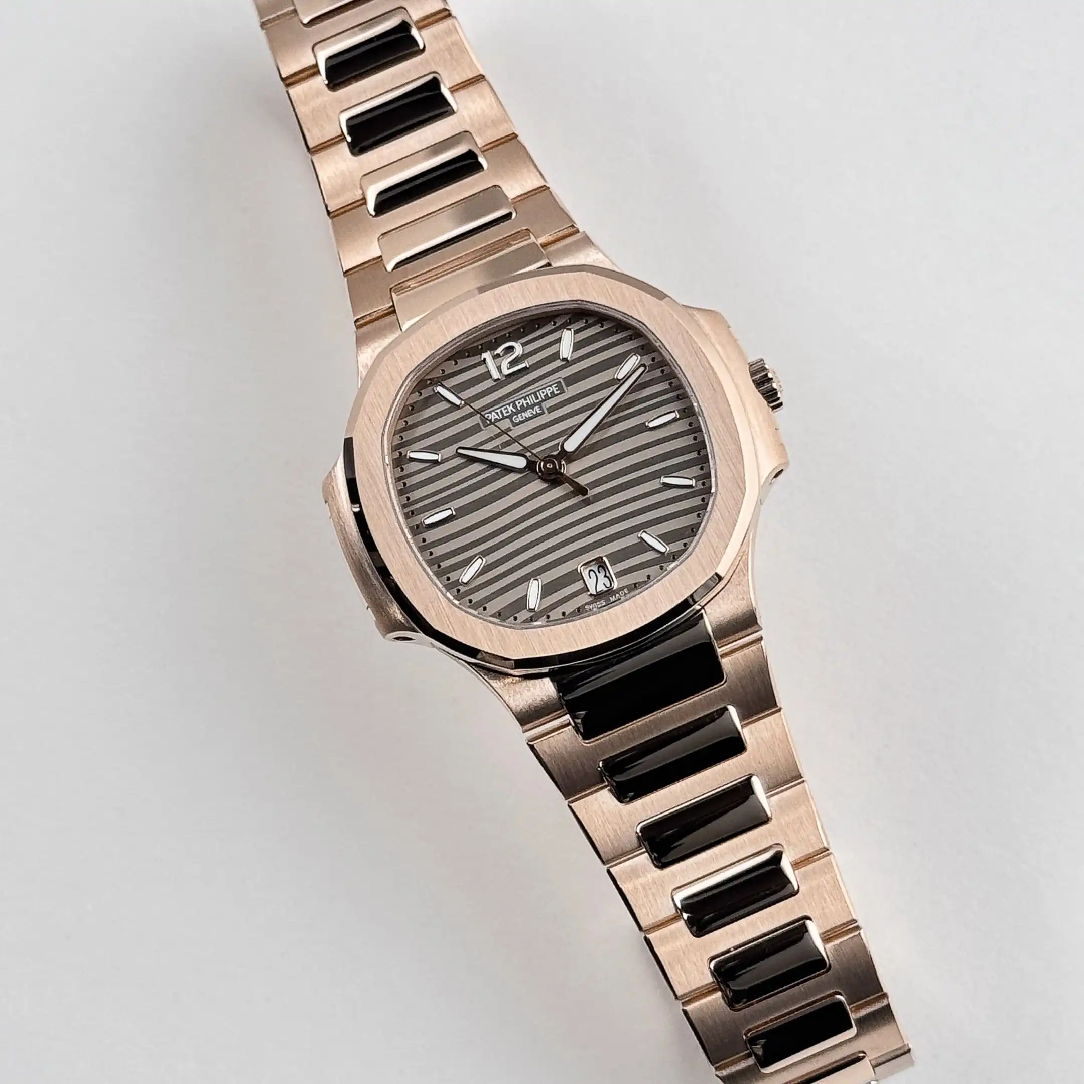 Replica Patek Philippe Nautilus 7118/1R-010 ‘Ladies’ Rose Gold Champagne Golden Dial - Image 4