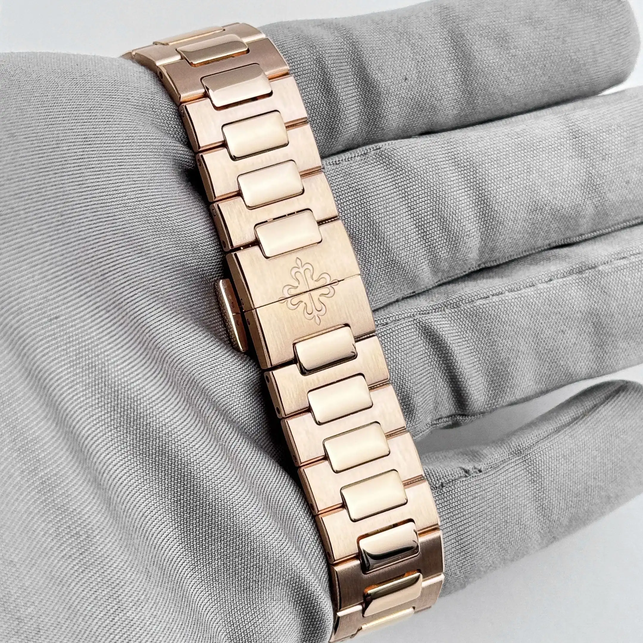 Replica Patek Philippe Nautilus 7118/1R-010 ‘Ladies’ Rose Gold Champagne Golden Dial - Image 12