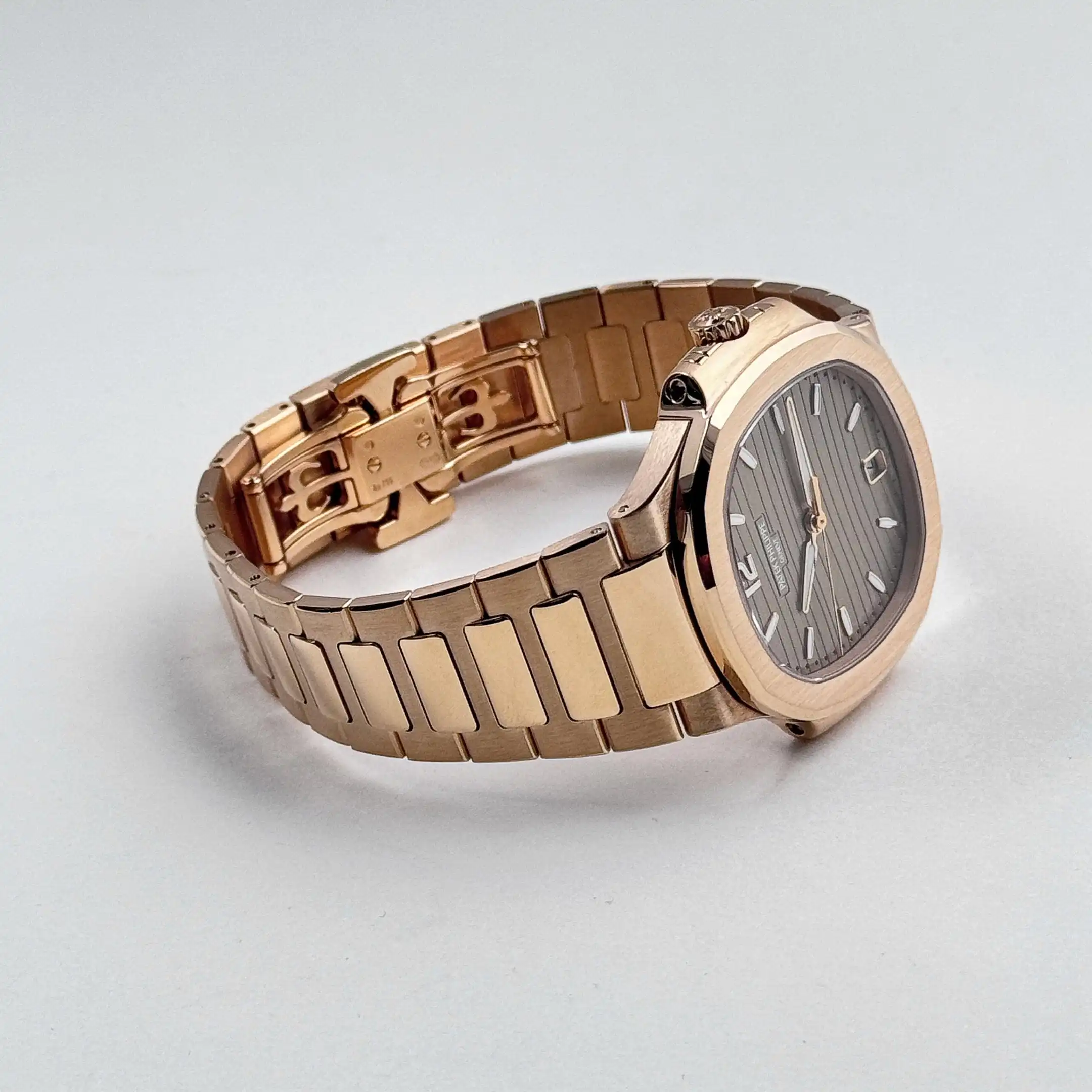 Replica Patek Philippe Nautilus 7118/1R-010 ‘Ladies’ Rose Gold Champagne Golden Dial - Image 9