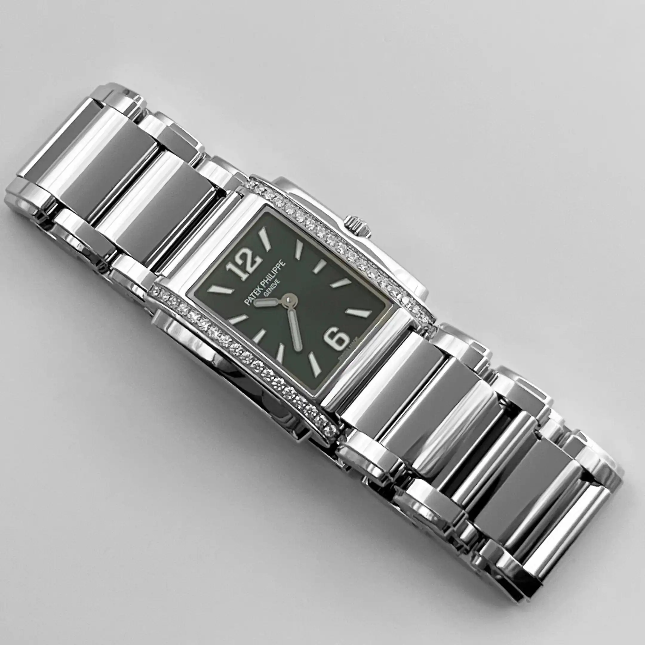 Replica Patek Philippe Twenty-4 4910/1200A-011 ‘Ladies’ Stainless Steel Green Diamond Dial Quartz - Image 2