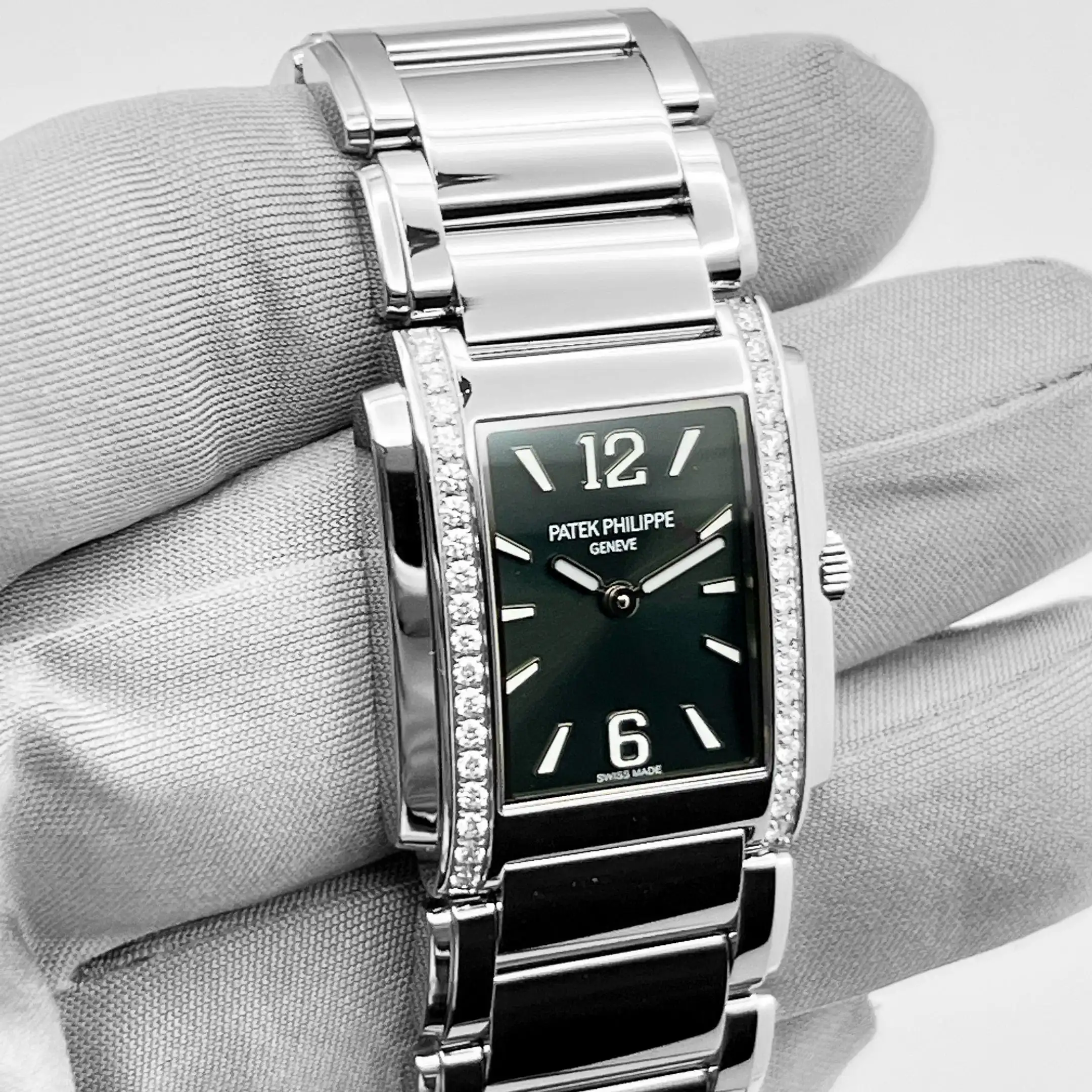 Replica Patek Philippe Twenty-4 4910/1200A-011 ‘Ladies’ Stainless Steel Green Diamond Dial Quartz - Image 9